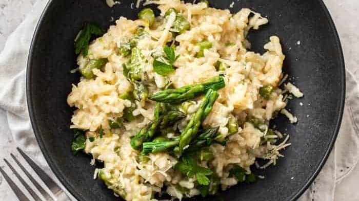 A bowl of asparagus risotto.